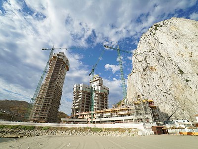 Systèmes ATR, RKS et HWS : des solutions clés pour la construction de 6 tours à Gibraltar