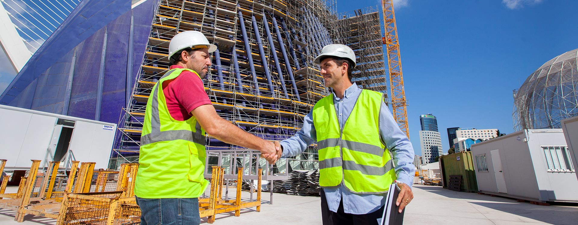 Nous opérons dans l’industrie du béton coulé en place et offrons des services et des solutions intégrales de systèmes de coffrage et d’échafaudage. Nos activités principales sont la location et la vente de produits.